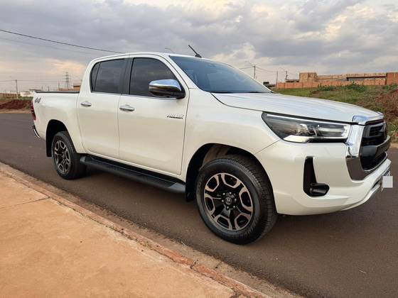 TOYOTA HILUX 2.8 D-4D TURBO DIESEL CD SRX 4X4 AUTOMÁTICO